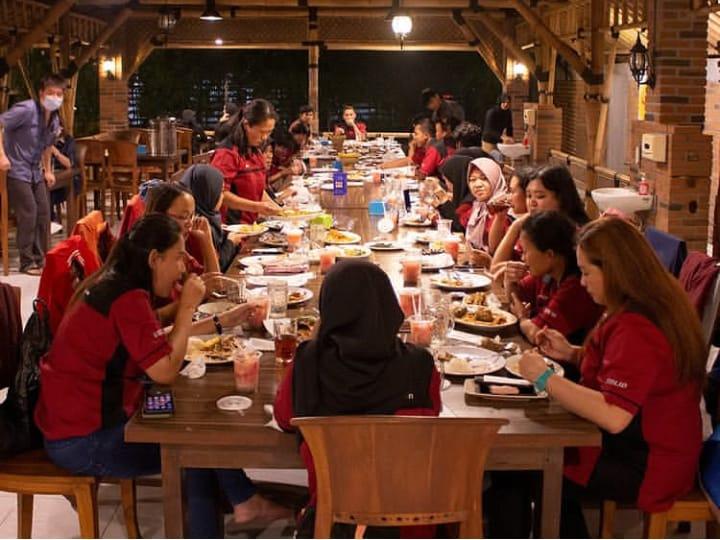 MENIKMAKTI. Pengunjung sedang menikmati sajian di Rumah Makan Amis-amis. (foto: Instagram)