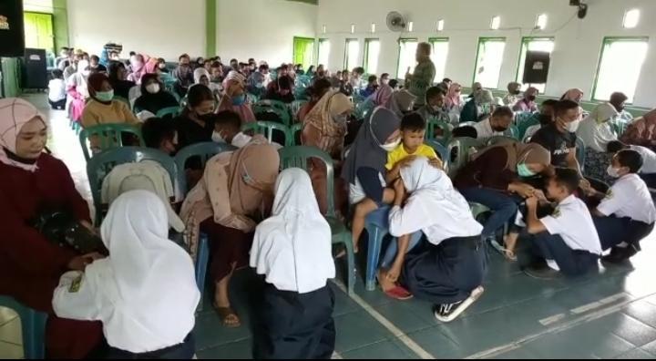 PARENTING. Siswa SMPN 9 Magelang melaksanakan kegiatan Parenting di ruang aula. (foto: ist)