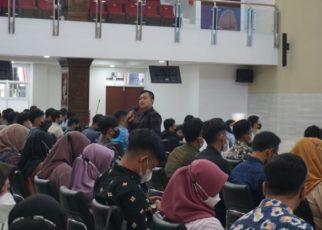 SEMINAR. Beberapa hari sebelum wisuda, 300 mahasiswa UNTIDAR mengikuti "Seminar Karir" di kampus setempat. (foto: untidar)