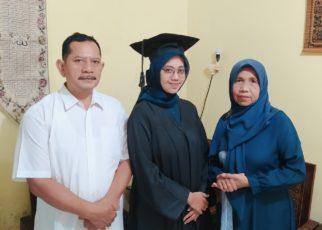 BERSAMA. Desita Dwi Rahmatulloh bersama orang tua. (foto: ist)