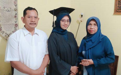 BERSAMA. Desita Dwi Rahmatulloh bersama orang tua. (foto: ist)
