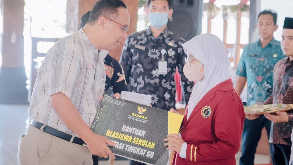BEASISWA. Wali Kota Magelang, dr Muchamad Nur Aziz menyerahkan beasiswa. (foto: ist)