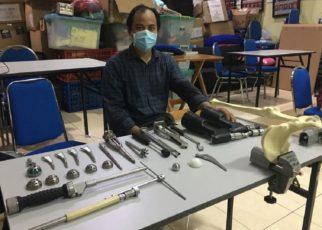 THA. Fahmi Mubarok ST MSc PhD saat melakukan proses uji coba pemasangan implan total hip arthroplasty (THA) di laboratorium. (foto: ist)