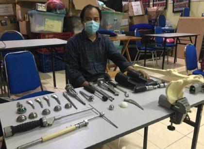 THA. Fahmi Mubarok ST MSc PhD saat melakukan proses uji coba pemasangan implan total hip arthroplasty (THA) di laboratorium. (foto: ist)