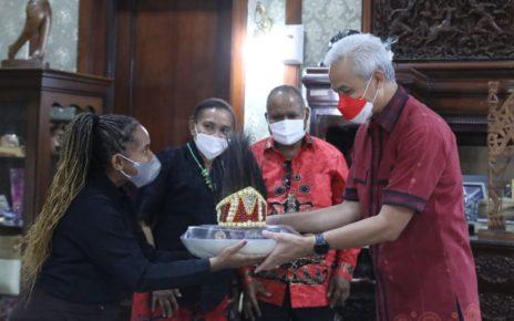 CINDERAMATA. Gubernur Jawa Tengah diberi cinderamata. (foto: ist)