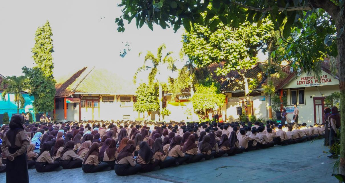 CERAMAH. Siswa SMPN 13 Kota Magelang mengikuti acara kegiatan ceramah memperingati tahun baru Islam 1444 Hijriah di halaman upacara sekolah, Jumat (5/8/2022). (foto: fanny/siedoo)