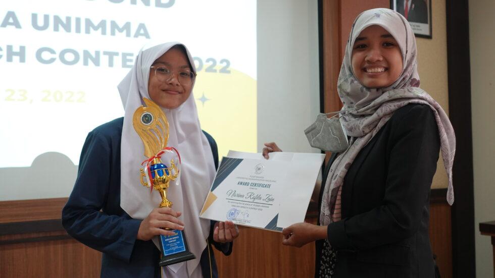 JUARA. Nisrina Rofila Zain dari SMA Mutual Magelang ditetapkan sebagai juara satu. (foto: ist)