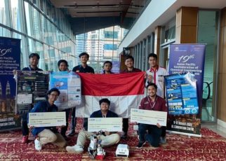 SUKSES. Para tim Spektronics ITS yang sukses membawa gelar juara pada ajang Malaysia Chem-E-Car. (foto: ist)