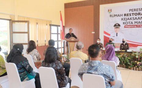 SAMBUTAN. Wali Kota Magelang dr Azizs menyampaikan sambutan saat peresmian Rumah Restorative Justice di Aula Kecamatan Magelang Tengah, Rabu (3/8/2022). (foto: ist)