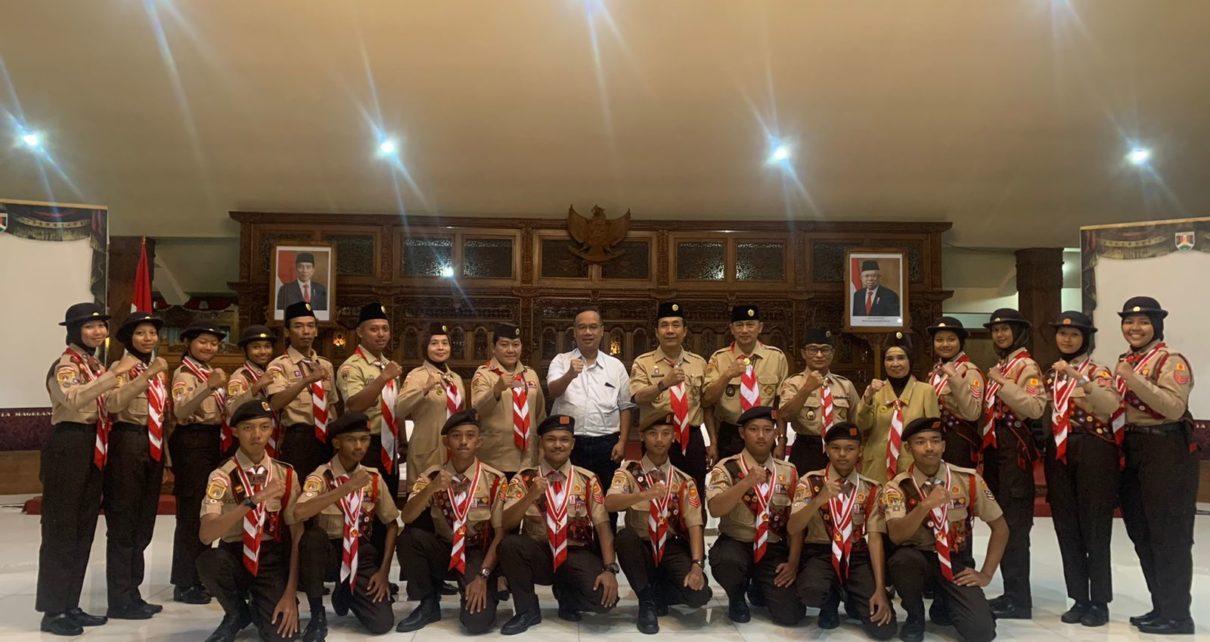 DILEPAS. Kontingen Pramuka Kota Magelang dilepas Wali Kota Magelang dr Muchamad Nur Aziz untuk mengikuti Jambore Nasional Gerakan Pramuka XI. (foto: ist)