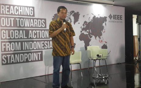 KETUA. Prof Ir Gamantyo Hendrantoro MEng PhD menjadi ketua IEEE Indonesia Section tahun 2023. (foto: its)