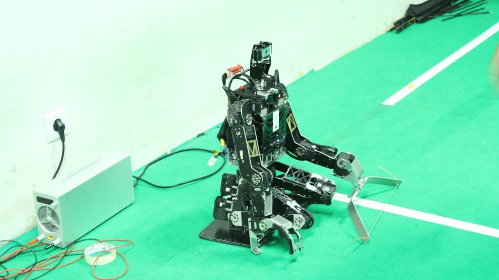 RANCANGAN. Robot rancangan Tim Ichiro ITS saat berlaga di FIRA Humanoid Robot Cup (Hurocup) 2022 yang masih digelar secara daring. (foto: ist)