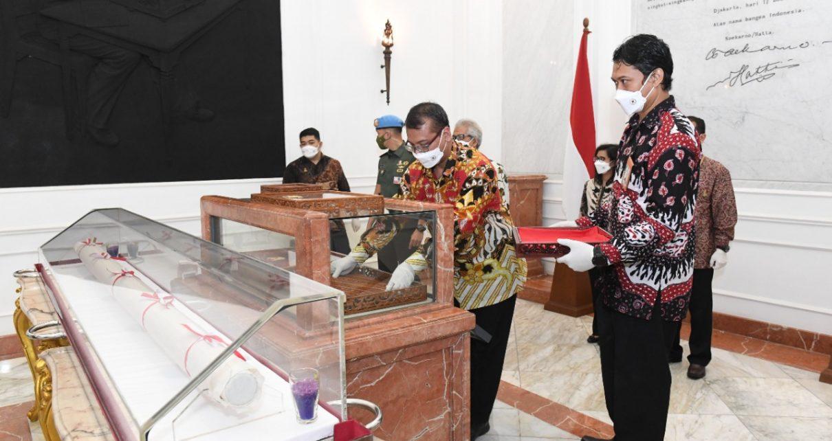 NASKAH. Kepala BIro Administrasi, Setpres, Sony Kartiko meletakkan Naskah Asli Teks Proklamasi di ruang penyimpanan, di Istana Merdeka, Jakarta, Selasa (16/08/2022). (foto: bpmisetpres/kris/setkab)