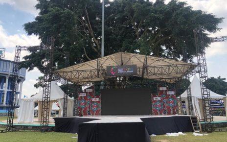 ALUN-ALUN. Persiapan Magelang Craft Expo dan Festival Gethuk sedang dilakukan panitia di Alun-alun Kota Magelang, Kamis (4/8/2022). (foto: azza/siedoo)