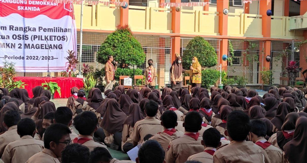 PENJELASAN. Pihak KPU Kota Magelang menjelaskan tentang demokrasi kepada siswa SMKN 2. (foto: kpukotamagelang)