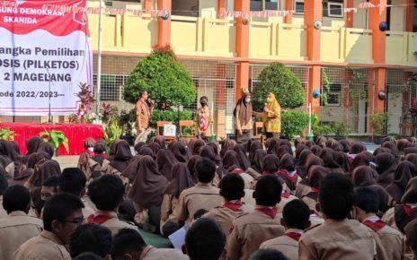 PENJELASAN. Pihak KPU Kota Magelang menjelaskan tentang demokrasi kepada siswa SMKN 2. (foto: kpukotamagelang)
