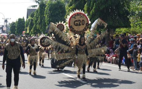 KIRAB BUDAYA. Acara Kirab Budaya dalam rangka G20 di Borobudur dimeriahkan masyarakat dari 20 desa. (foto: humaspemkab)