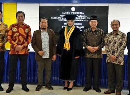 BERPOSE. Yetty Setiyaningsih (tengah) berhasil menyelesaikan studi doktoral Manajemen Kebijakan Publik Fisipol UGM Yogyakarta. (foto: humaspemkot)