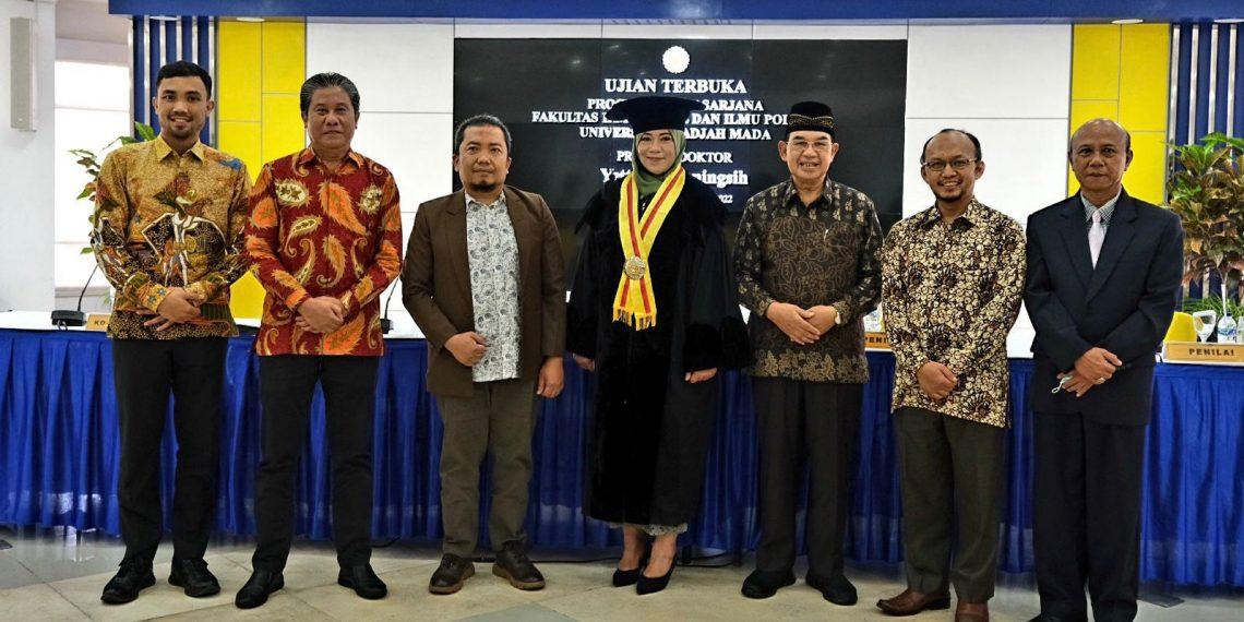 BERPOSE. Yetty Setiyaningsih (tengah) berhasil menyelesaikan studi doktoral Manajemen Kebijakan Publik Fisipol UGM Yogyakarta. (foto: humaspemkot)