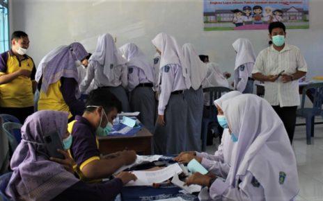 KESEHATAN. Screening kesehatan bagi siswa SMK Muhammadiyah 1 Borobudur. (foto: fatna/siedoo)
