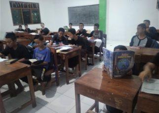 BELAJAR. Siswa SMP IT Ihsanul Fikri saat belajar bersama pada malam hari. (foto: istimewa)