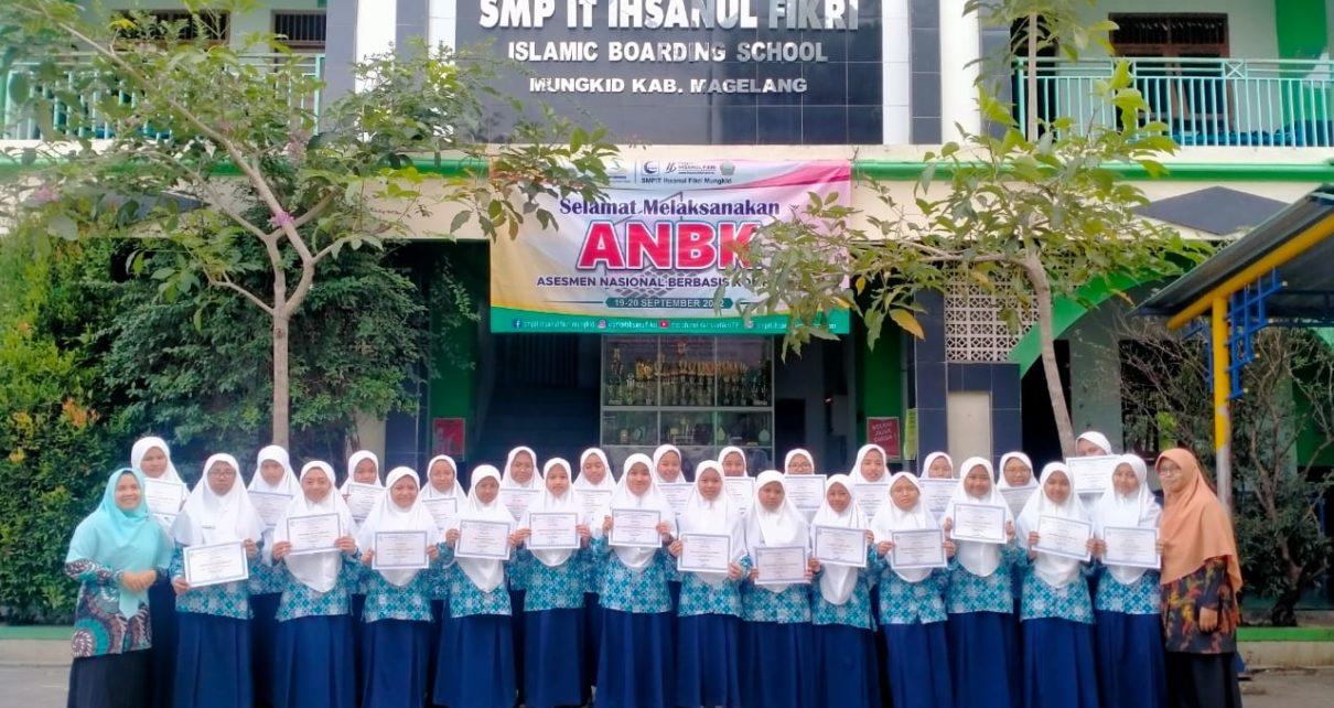 ANBK. Dengan didampingi pendidik, siswi SMP IT Ihsanul Fikri Mungkid berpose bersama usai menjalani ANKB. (foto: istimewa)