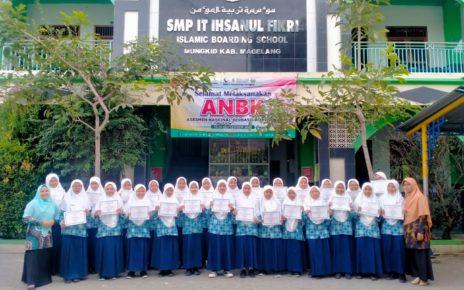 ANBK. Dengan didampingi pendidik, siswi SMP IT Ihsanul Fikri Mungkid berpose bersama usai menjalani ANKB. (foto: istimewa)