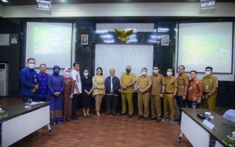KUNJUNGAN. Anggota Komisi IX DPR RI Nur Yasin saat foto bersama usai memimpin Kunjungan Kerja Spesifik Komisi IX DPR ke Kota Surabaya, Jawa Timur, Senin (12/9/2022). (foto: dpr)