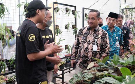 STAND. Wali Kota Magelang dr. Muchamad Nur Aziz saat grand opening mengunjungi stand tanaman hias. (foto: prokompim)