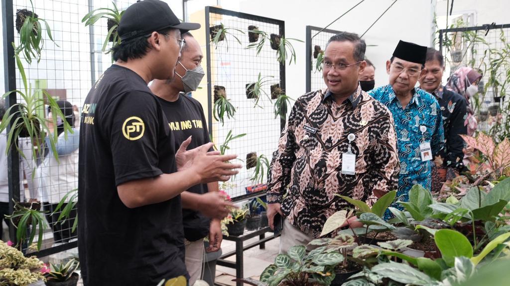 STAND. Wali Kota Magelang dr. Muchamad Nur Aziz saat grand opening mengunjungi stand tanaman hias. (foto: prokompim)