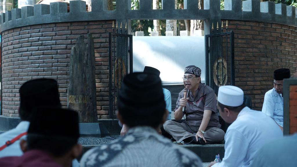 DIPIMPIN. Haul Syekh Subakir dipimpin Wakil Wali (Wawali) Kota Magelang M. Mansyur. (foto: istimewa)