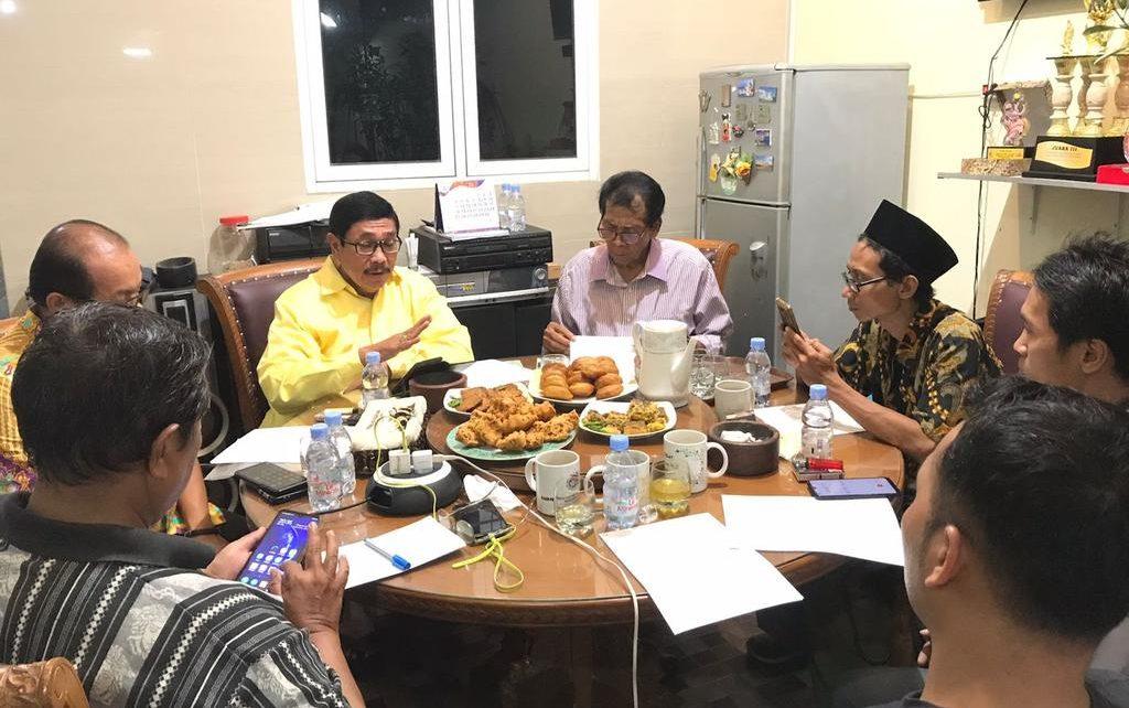 GAGASAN. Ketua Umum DPP IKA Unnes, Dr. Drs. Budiyanto, SH, M.Hum (Baju Kuning) Saat Menyampaikan Gagasanya Menyikapi RUU Sisdiknas, Selasa (6/9) malam. (foto: ist)