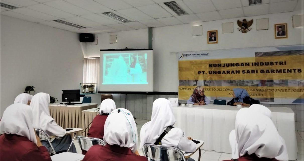 PRESENTASI. Siswa SMK Muhammdiyah 1 Borobudur saat mendapat materi dari perusahaan. (foto: istimewa)