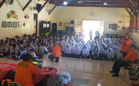 PELATIHAN. Siswa kelas 8 SMPN 13 Kota Magelang mengikuti kegiatan pelatihan penanggulangan bencana di sekolah, Rabu (14/9/2022). (foto: istimewa)