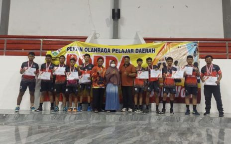 POPDA. Siswa-siswi SMPN 4 Kota Magelang menerima penghargaan dari ajang POPDA. (foto: dokumentasisekolah)