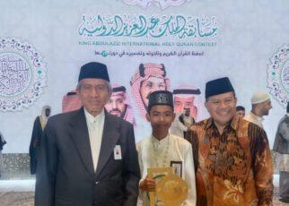 JUARA. Zahran Auzan (tengah) meraih juara 2 pada Musabaqah Hafalan Al-Qur'an (MHQ) Tingkat Internasional. (foto: kemenag)