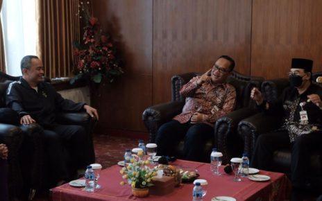 KUNJUNGAN. Wali Kota Magelang dr Muchamad Nur Aziz (tengah) menerima kunjungan Danjen Akademi TNI Letjen TNI Teguh Arief Indratmoko, di Ruang VIP Pemkot Magelang, Kamis (15/9/2022). (foto: prokompim)