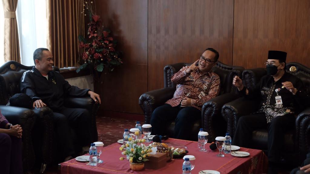 KUNJUNGAN. Wali Kota Magelang dr Muchamad Nur Aziz (tengah) menerima kunjungan Danjen Akademi TNI Letjen TNI Teguh Arief Indratmoko, di Ruang VIP Pemkot Magelang, Kamis (15/9/2022). (foto: prokompim)