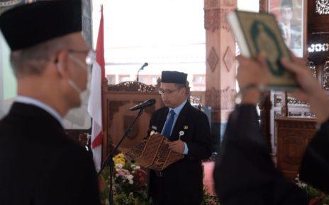MELANTIK. Wali Kota Magelang dr Muchamad Nur Aziz melantik 218 ASN di Pendopo Pengabdian. (foto: prokompim)