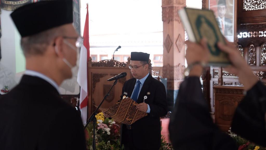 MELANTIK. Wali Kota Magelang dr Muchamad Nur Aziz melantik 218 ASN di Pendopo Pengabdian. (foto: prokompim)