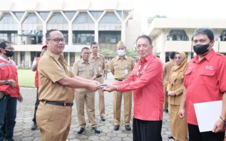 SIMBOLIS. Wali Kota Magelang dr. Muchamad Nur Aziz menyerahkan ambulans secara simbolis kepada Ketua PMI Kota Magelang Suko Tri Cahyo pada apel pagi di halaman belakang kantor Pemkot Magelang, Senin (19/9/2022). (foto: prokompim)