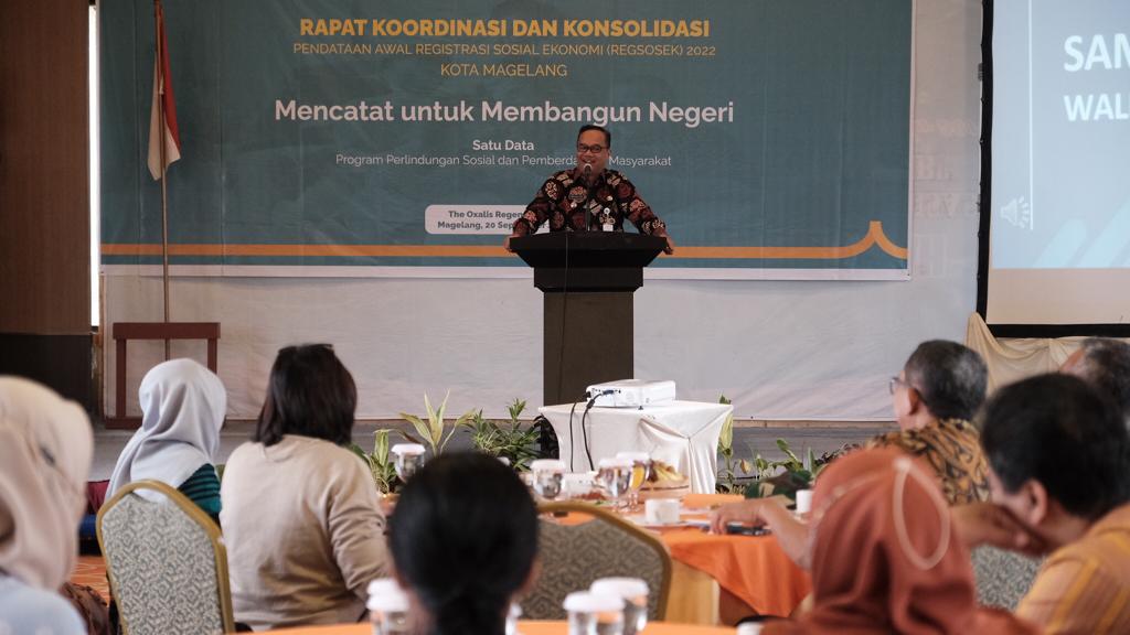 SAMBUTAN. Wali Kota Magelang dr Muchamad Nur Aziz saat menyampaikan sambutan dalam Rapat Koordinasi dan Konsolidasi Regsosek tahun 2022 di Hotel Oxalis Magelang, Selasa (20/9/2022). (foto: prokompim)