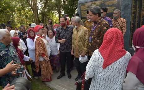 BERBINCANG. Mendikbudristek Nadiem Anwar Makarim saat berbincang dengan tokoh dan pemugar Candi Borobudur. (foto: kemdikbud)