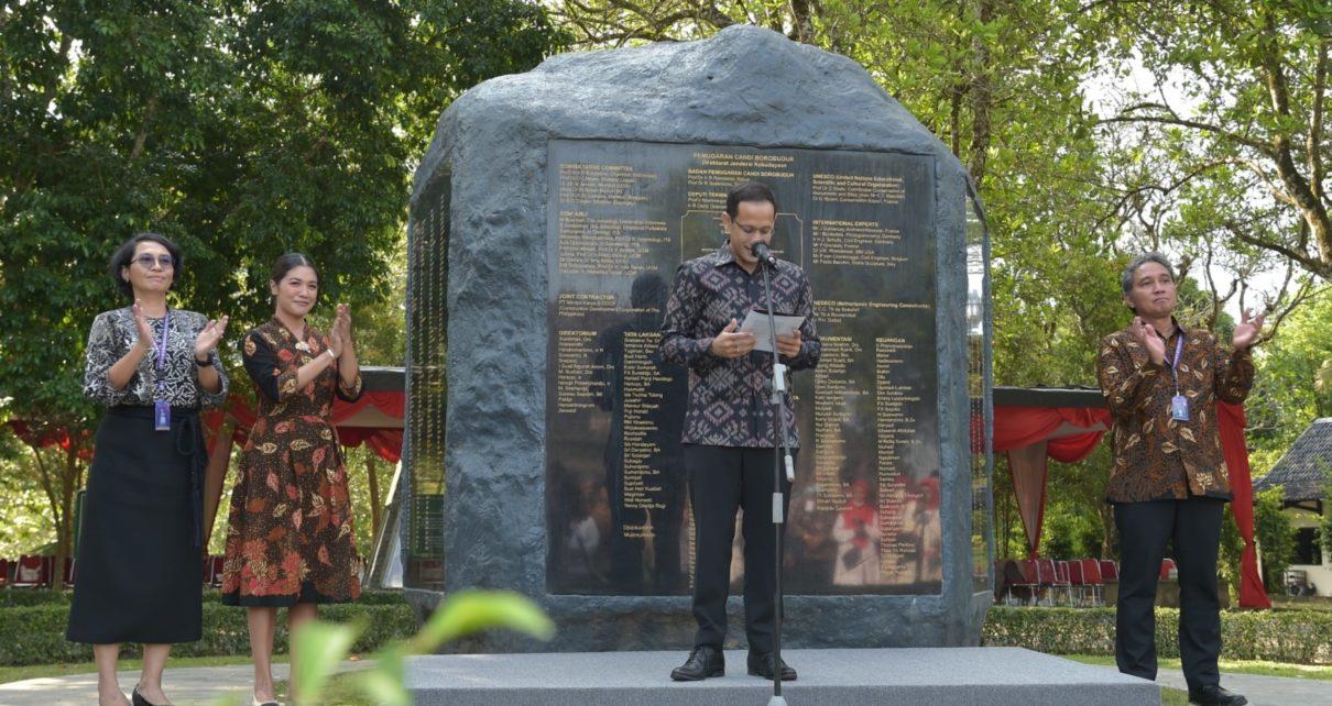 MERESMIKAN. Mendikbudristek Nadiem Anwar Makarim meresmikan Prasasti Pelaku Pemugaran Candi Borobudur. (foto: kemdikbud)