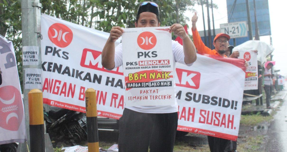 TOLAK BBM. Aksi damai PKS dalam menolak kenaikan harga BBM di Pertigaan Palbapang, Mungkid, Magelang, Sabtu (10/9/2022). (foto: ist)