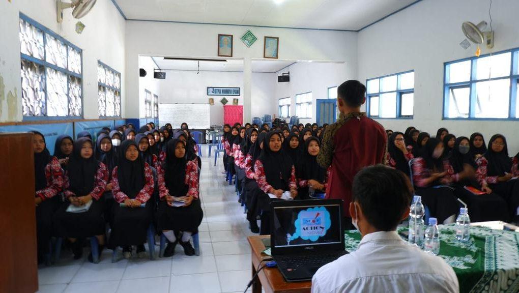 INGGRIS. Siswa SMK Muhammadiyah 1 Borobudur mendapat pembelajaran Bahasa Inggris dari Desa Bahasa. (foto: istimewa)