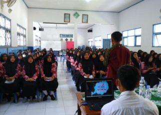 INGGRIS. Siswa SMK Muhammadiyah 1 Borobudur mendapat pembelajaran Bahasa Inggris dari Desa Bahasa. (foto: istimewa)
