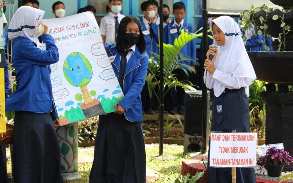 POSTER. Siswa SMPN 2 Kota Magelang menunjukkan poster tentang lingkungan. (foto: istimewa)
