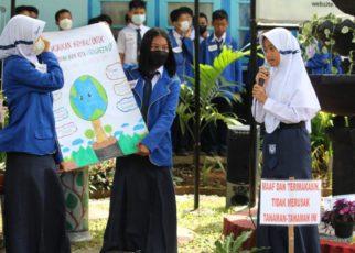 POSTER. Siswa SMPN 2 Kota Magelang menunjukkan poster tentang lingkungan. (foto: istimewa)
