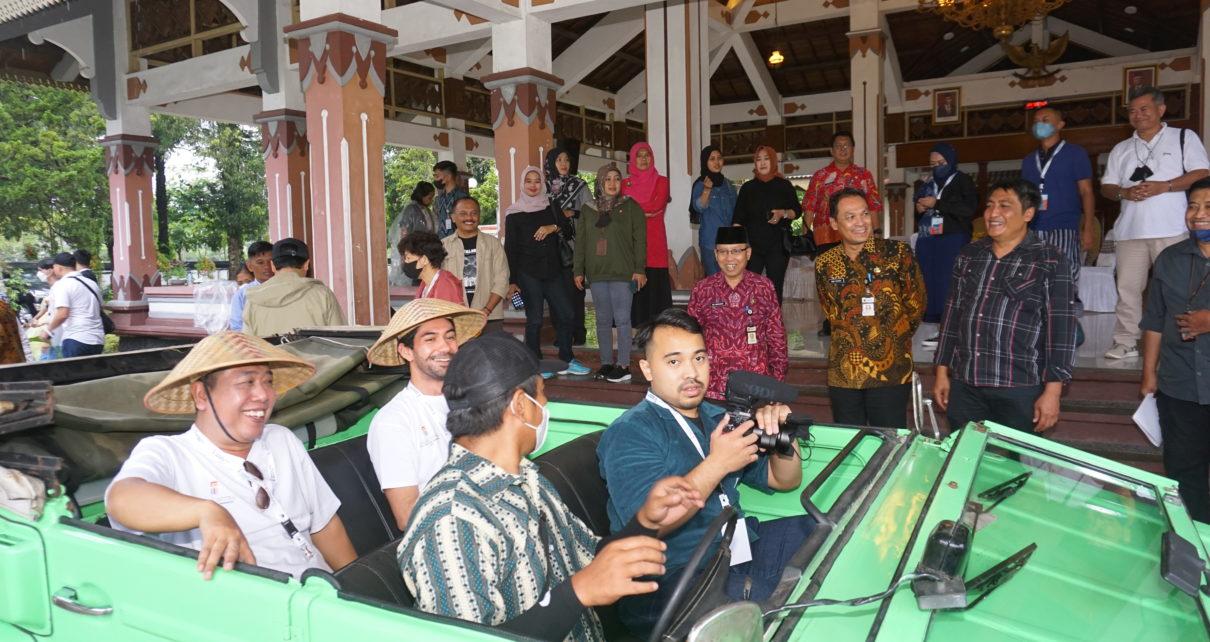 SAFARI. VW Safari mengantar rombongan tim FFI untuk mengeksplor Borobudur. (foto: istimewa)